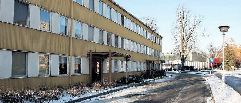 Brandschutzmängel. Das in den 1980iger Jahren gebaute Wohnheim am Luftschiffhafen muss bis Jahresende geräumt sein. Wegen der guten Chancen für die Errichtung eines neuen Wohnheims wird auf weitere Investitionen in den asbesthaltigen Bau verzichtet.