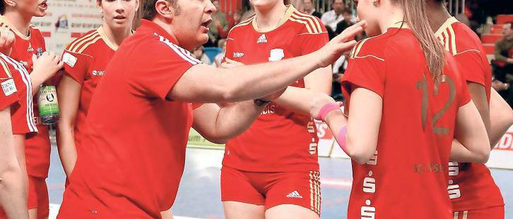 In leichter Favoritenstellung. Alberto Salomoni, Trainer der Volleyballerinnen des SC Potsdam, weiß um die Brisanz der beiden bevorstehenden Spiele und will mit seinem Team vorerst gegen Aachen gewinnen.