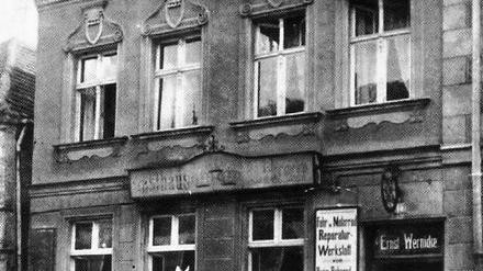 So entstehen Sprichwörter: Erst zecht das Pferd mit den Beelitzern in der Kneipe und dann gehts auf dem Heimweg an der Apotheke vorbei.