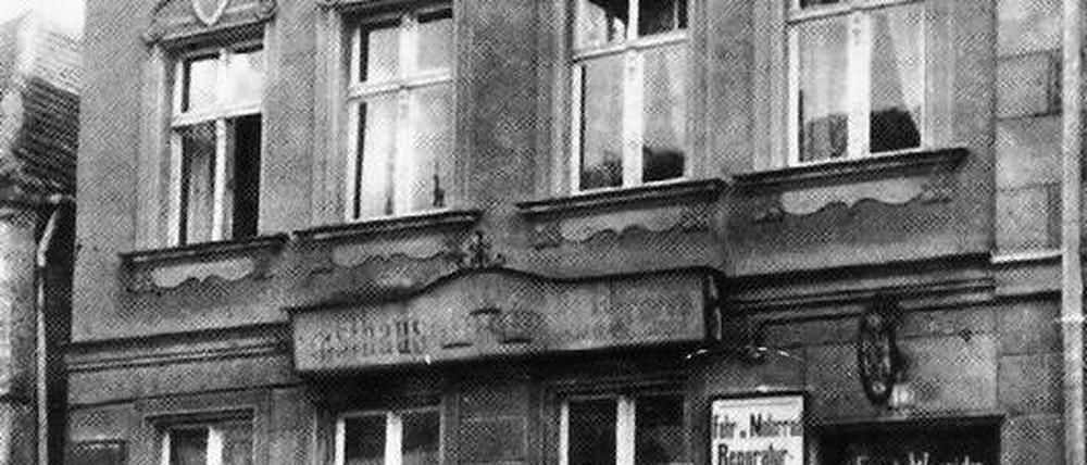 So entstehen Sprichwörter: Erst zecht das Pferd mit den Beelitzern in der Kneipe und dann gehts auf dem Heimweg an der Apotheke vorbei.