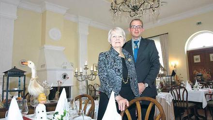 Unternehmersgattin, Mutter, Hotel-Chefin. Maria Schuppan mit ihrem „angenommenen dritten Sohn“, Restaurantleiter Matthias Haeberle im Kaminsaal des Helenenhofs.