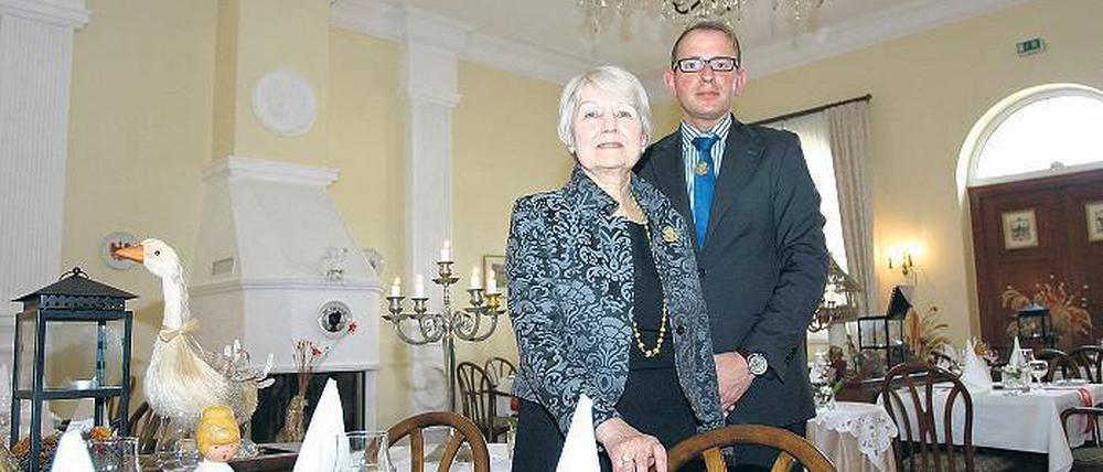 Unternehmersgattin, Mutter, Hotel-Chefin. Maria Schuppan mit ihrem „angenommenen dritten Sohn“, Restaurantleiter Matthias Haeberle im Kaminsaal des Helenenhofs.