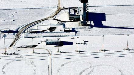 Und die Krise zieht ihre Kreise. Ein Flughafenmitarbeiter hatte im Schnee vor dem BER-Tower offenbar seinen Spaß und drehte zwei, drei Runden. Aber die Kollisionsgefahr mit Flugzeugen ist bis Oktober 2013 bekanntlich eher gering.