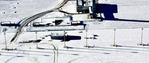 Und die Krise zieht ihre Kreise. Ein Flughafenmitarbeiter hatte im Schnee vor dem BER-Tower offenbar seinen Spaß und drehte zwei, drei Runden. Aber die Kollisionsgefahr mit Flugzeugen ist bis Oktober 2013 bekanntlich eher gering.