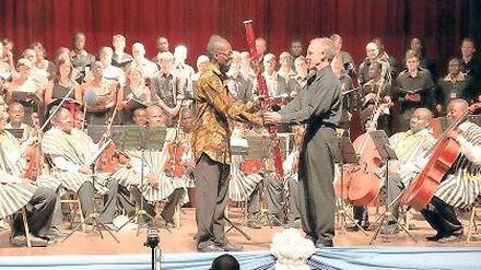 Voneinander lernen. Kristian Commichau (r.) auf Forschungsreise in Ghana.