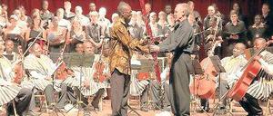 Voneinander lernen. Kristian Commichau (r.) auf Forschungsreise in Ghana.