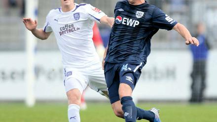 Allrounder in der Defensive. Aaron Berzel (rechts) – hier im Heimspiel gegen den VfL Osnabrück im Duell mit Simon Zoller – erkämpfte sich einen festen Platz im Drittliga-Team des SV Babelsberg 03, mit dem er am Samstag auch in Darmstadt punkten will.