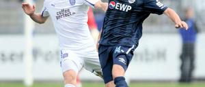 Allrounder in der Defensive. Aaron Berzel (rechts) – hier im Heimspiel gegen den VfL Osnabrück im Duell mit Simon Zoller – erkämpfte sich einen festen Platz im Drittliga-Team des SV Babelsberg 03, mit dem er am Samstag auch in Darmstadt punkten will.