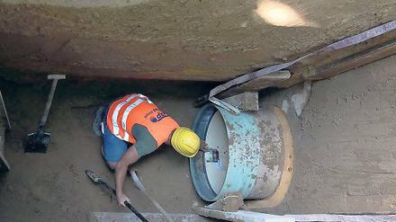 Ja, woher kommt es denn? Durch Potsdams Wasserleitungen – hier bei einer Reparatur durch die Stadtwerke – wird künftig mehr Umland-Wasser fließen – das eigene reicht nicht mehr oder würde, wenn man mehr fördert, zunehmend versalzen.