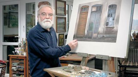 Marode Fassaden. Alfred Schmidt hat aus seinem Depot ganz unbekannte Arbeiten herausgesucht und zeigt sie ab heutigen Donnerstag im Potsdam-Museum in der Benkertstraße 3. Zu seinen Potsdam-Bildern gehört auch das Pastell des Hinterhofs in der Mittelstraße 37, gemalt 1996.