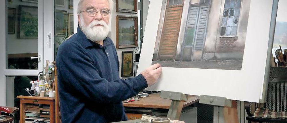 Marode Fassaden. Alfred Schmidt hat aus seinem Depot ganz unbekannte Arbeiten herausgesucht und zeigt sie ab heutigen Donnerstag im Potsdam-Museum in der Benkertstraße 3. Zu seinen Potsdam-Bildern gehört auch das Pastell des Hinterhofs in der Mittelstraße 37, gemalt 1996.