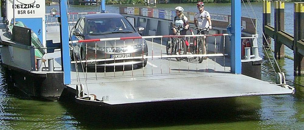 Die Fährstelle in Ketzin - im Sommer. Am Nikolaustag 2012 endete für einen Berliner beei Glätte die Fahrt in der Havel.