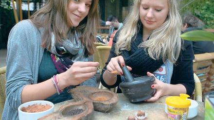 Selbstgemacht. Nach einer kleinen Gewürzkunde bei einem Workshop in der Biosphäre haben Charlotte (15) und Denise (16) ihre Schoko-Pralinen ordentlich mit Kardamom und Pfeffer aufgepeppt.