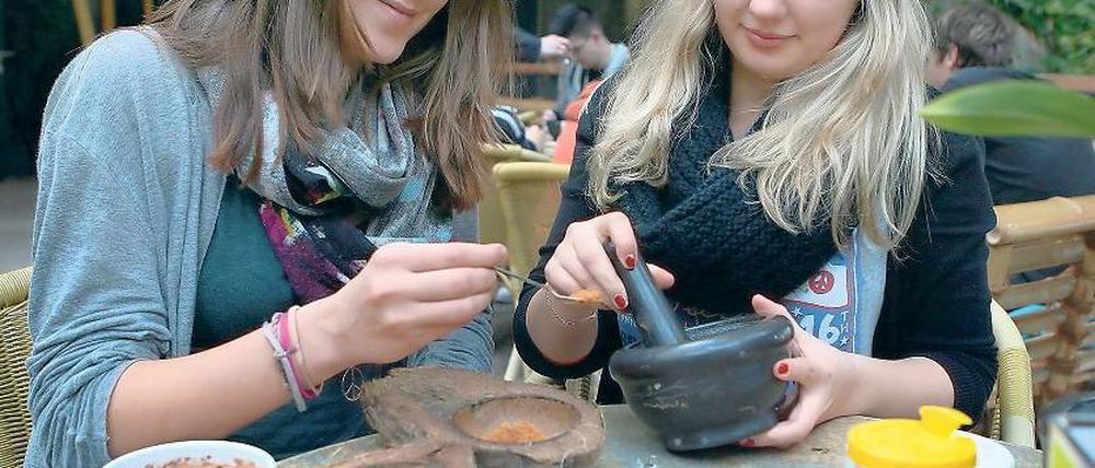 Selbstgemacht. Nach einer kleinen Gewürzkunde bei einem Workshop in der Biosphäre haben Charlotte (15) und Denise (16) ihre Schoko-Pralinen ordentlich mit Kardamom und Pfeffer aufgepeppt.