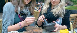 Selbstgemacht. Nach einer kleinen Gewürzkunde bei einem Workshop in der Biosphäre haben Charlotte (15) und Denise (16) ihre Schoko-Pralinen ordentlich mit Kardamom und Pfeffer aufgepeppt.