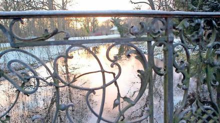Nächtlicher Nutznießer. Der erwartete Erlös der Schlössernacht von 275 000 Euro soll jetzt in die Restaurierung des Geländers der Wiesenwegbrücke westlich der Großen Fontäne im Park Sanssouci fließen.