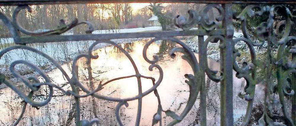 Nächtlicher Nutznießer. Der erwartete Erlös der Schlössernacht von 275 000 Euro soll jetzt in die Restaurierung des Geländers der Wiesenwegbrücke westlich der Großen Fontäne im Park Sanssouci fließen.