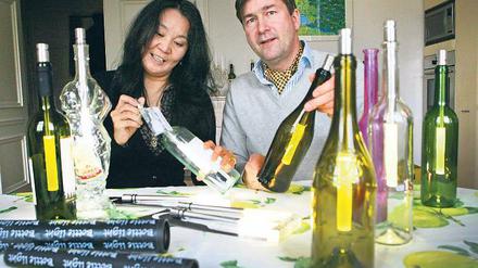 Licht aus der Flasche. Schon 8000 der sogenannten Bottle-Lights haben Peter Kitzenmaier und seine Partnerin Odonchimeg Jamts in den letzten zwei Jahren verkauft. Auch Niederländer, Italiener und US-Amerikaner sind von der Idee begeistert.