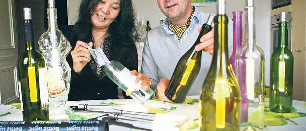 Licht aus der Flasche. Schon 8000 der sogenannten Bottle-Lights haben Peter Kitzenmaier und seine Partnerin Odonchimeg Jamts in den letzten zwei Jahren verkauft. Auch Niederländer, Italiener und US-Amerikaner sind von der Idee begeistert.
