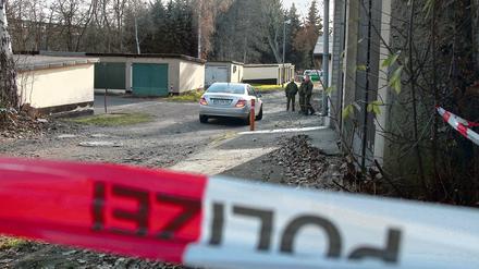 Abgesperrt. Der Garagenkomplex Friedenseck in Lauchhammer-Ost. Hier ist ein 46-jähriger Polizist ist in seiner Garage getötet worden. Der Mann wies Stichverletzungen auf. Die Motive waren am Dienstagabend noch völlig unklar.