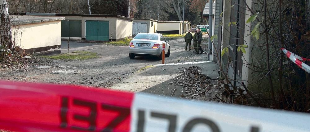 Abgesperrt. Der Garagenkomplex Friedenseck in Lauchhammer-Ost. Hier ist ein 46-jähriger Polizist ist in seiner Garage getötet worden. Der Mann wies Stichverletzungen auf. Die Motive waren am Dienstagabend noch völlig unklar.