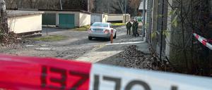 Abgesperrt. Der Garagenkomplex Friedenseck in Lauchhammer-Ost. Hier ist ein 46-jähriger Polizist ist in seiner Garage getötet worden. Der Mann wies Stichverletzungen auf. Die Motive waren am Dienstagabend noch völlig unklar.