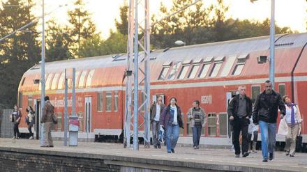 Zugfahren lohnt sich wieder: Ab Sonntag ist man von Michendorf aus mit dem RE 7 innerhalb von nur einer halben Stunde am Berliner Hauptbahnhof. Nur zum Flughafen Schönefeld dauert es auch in Zukunft weitaus länger.