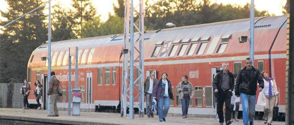 Zugfahren lohnt sich wieder: Ab Sonntag ist man von Michendorf aus mit dem RE 7 innerhalb von nur einer halben Stunde am Berliner Hauptbahnhof. Nur zum Flughafen Schönefeld dauert es auch in Zukunft weitaus länger.