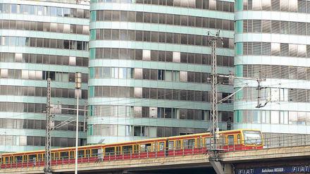 Noch fährt sie. Die S-Bahn trotzt jeder Witterung – so lange Zimmertemperatur herrscht. Doch nicht nur der Wintereinbruch bereitet dem Unternehmen Kopfzerbrechen. Ab 2015 gelten neue Sicherheitsvorgaben, der Zugverkehr könnte ausgebremst werden.