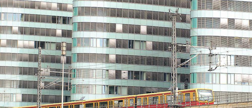 Noch fährt sie. Die S-Bahn trotzt jeder Witterung – so lange Zimmertemperatur herrscht. Doch nicht nur der Wintereinbruch bereitet dem Unternehmen Kopfzerbrechen. Ab 2015 gelten neue Sicherheitsvorgaben, der Zugverkehr könnte ausgebremst werden.