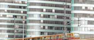 Noch fährt sie. Die S-Bahn trotzt jeder Witterung – so lange Zimmertemperatur herrscht. Doch nicht nur der Wintereinbruch bereitet dem Unternehmen Kopfzerbrechen. Ab 2015 gelten neue Sicherheitsvorgaben, der Zugverkehr könnte ausgebremst werden.