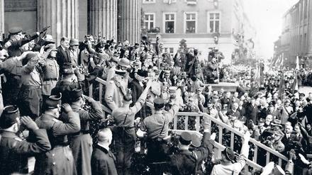 Jubelnde Massen, 1945 nicht mehr gern gesehen: Reichspräsident Paul von Hindenburg verlässt am „Tag von Potsdam“ nach dem evangelischen Gottesdienst die Nikolaikirche, um seine geplante Rundfahrt anzutreten.