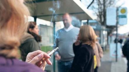 Eine Zigarette, bevor die Straßenbahn kommt? Nach dem Willen von FDP und SPD sollen Potsdamer Raucher künftig nicht mehr in überdachten Haltestellen qualmen dürfen. Darüber beraten die Stadtverordneten erstmals am morgigen Mittwoch.