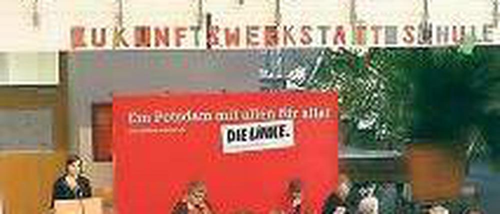 Aula des Humboldt-Gymnasium: Die Linke berät über die Zukunft.