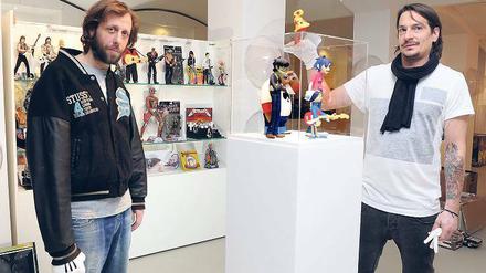 Stellen ihre Jugend aus. Oliver Korittke (l.) und sein Freund Oliver Kircher zeigen Spielzeug ab den 60er Jahren.