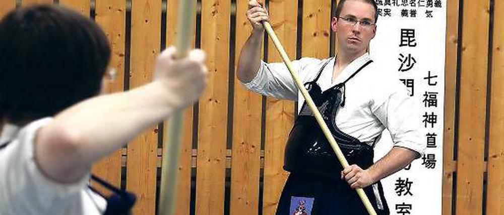 Der mit dem Langschwert kämpft. Übungsleiter Stefan Pawlitke beim Training. Wer einmal beim japanischen Naginata-Kampfsport zuschauen möchte, hat dazu heute Gelegenheit.