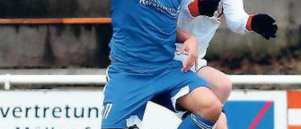 Zweikampf. David Michel (links, Kickers) mit Chris-Adrian Dahlmann.