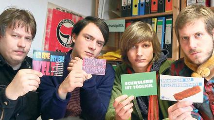 Klare Ziele. Der neue AStA will in erster Linie in Fragen der Hochschulpolitik aktiv werden. Die Referenten Alexander Gayko, Christian Wollgast, Armin Olunczek und Robert Hofmann (v.l.n.r.) zeigen in den Büroräumen des AStA am Neuen Palais einige ihrer Forderungen.