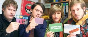 Klare Ziele. Der neue AStA will in erster Linie in Fragen der Hochschulpolitik aktiv werden. Die Referenten Alexander Gayko, Christian Wollgast, Armin Olunczek und Robert Hofmann (v.l.n.r.) zeigen in den Büroräumen des AStA am Neuen Palais einige ihrer Forderungen.