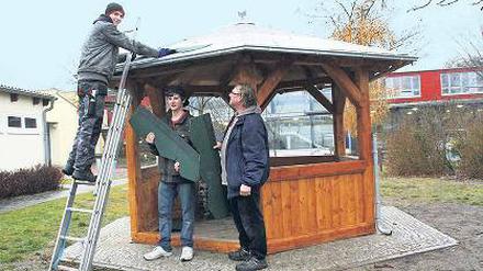 Dach gedeckt. Daniel und Kevin nehmen Ingo Buschoff die Arbeit ab (v.l.).