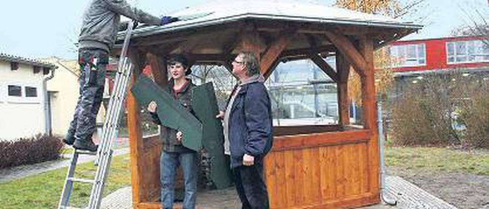 Dach gedeckt. Daniel und Kevin nehmen Ingo Buschoff die Arbeit ab (v.l.).