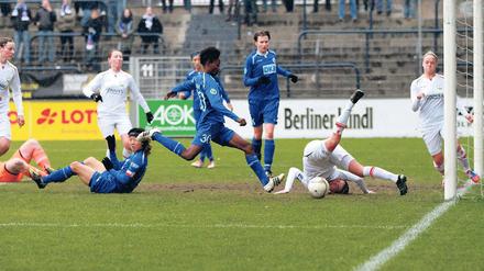 Strittige Situation. Genoveva Anonma brachte Turbine mit 1:0 in Führung. Doch der Treffer war irregulär, da es zuvor ein Foul an Gäste-Keeperin Giuliani gab.