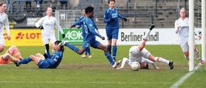 Strittige Situation. Genoveva Anonma brachte Turbine mit 1:0 in Führung. Doch der Treffer war irregulär, da es zuvor ein Foul an Gäste-Keeperin Giuliani gab.