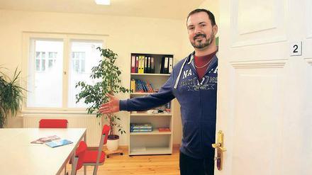 Neuer Mieter: Der Lehrer Michael Rochow von der Studienkreis GmbH, einem privaten Bildungsdienstleister, der inzwischen Räume in der bekannten Persius-Villa am Luisenplatz nutzt. Früher war in dem Haus das Autonome Frauenzentrum untergebracht.