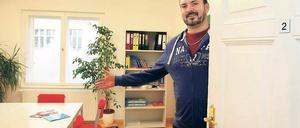 Neuer Mieter: Der Lehrer Michael Rochow von der Studienkreis GmbH, einem privaten Bildungsdienstleister, der inzwischen Räume in der bekannten Persius-Villa am Luisenplatz nutzt. Früher war in dem Haus das Autonome Frauenzentrum untergebracht.