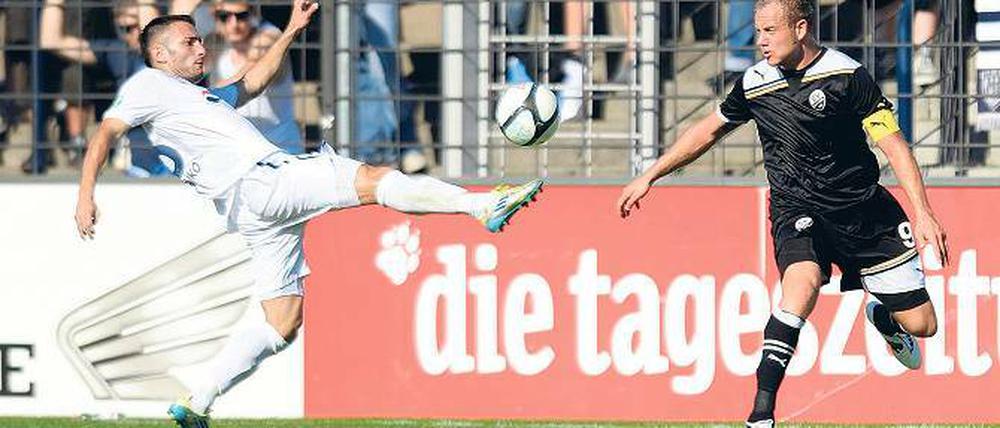 Will drei Punkte erkämpfen. Anton Makarenko (l.) – hier noch im SVB-Dress im Duell mit Sandhausens Frank Löning – kommt heute mit dem Chemnitzer FC an den Babelsberger Park.