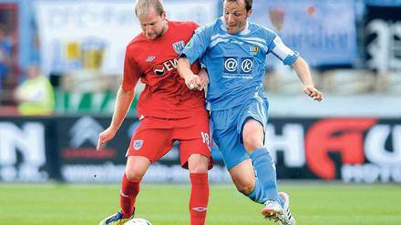 Wieder am Ball. Philipp Kreuels (l.) steht nach vier Spielen Sperre am Samstag im Heimspiel des SV Babelsberg 03 gegen den Chemnitzer FC wieder auf dem Platz – wenn der nicht gesperrt wird. Hier behauptet er im Hinspiel in Chemnitz das Leder gegen Maik Kegel.