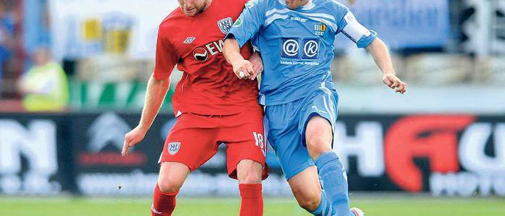 Wieder am Ball. Philipp Kreuels (l.) steht nach vier Spielen Sperre am Samstag im Heimspiel des SV Babelsberg 03 gegen den Chemnitzer FC wieder auf dem Platz – wenn der nicht gesperrt wird. Hier behauptet er im Hinspiel in Chemnitz das Leder gegen Maik Kegel.