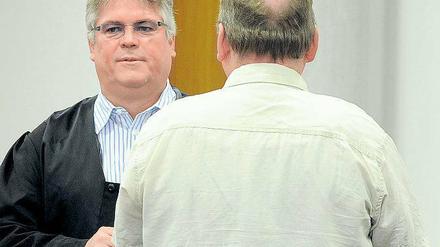 Plädierte für drei Jahre Haft: Rechtsanwalt Matthias Schöneburg (l.) mit seinem Mandanten Frank E.
