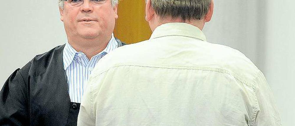 Plädierte für drei Jahre Haft: Rechtsanwalt Matthias Schöneburg (l.) mit seinem Mandanten Frank E.